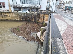 Mau tempo provoca estragos e desaloja duas famílias (c/ fotos e vídeo) rio nabao 20260126 084928
