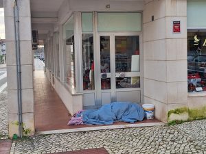 Já são pelo menos dois os sem-abrigo em Tomar sem abrigo 20260104 095157