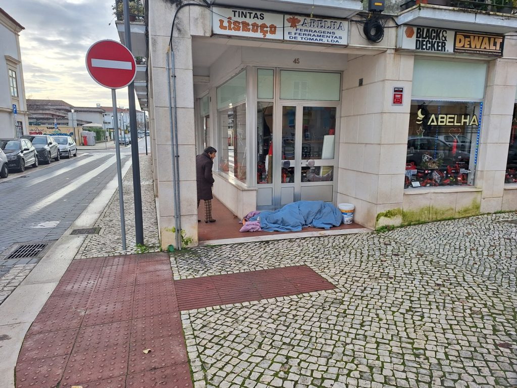 Já são pelo menos dois os sem-abrigo em Tomar sem abrigo 20260104 095205