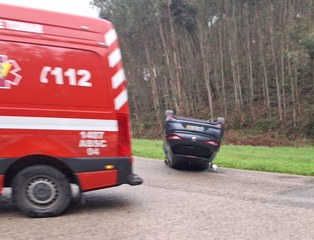 Carro despista-se e fica capotado 20260218 152612