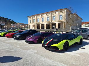 Carros de luxo em exposição na Várzea Grande Exotics Elegance Club20260222 133927