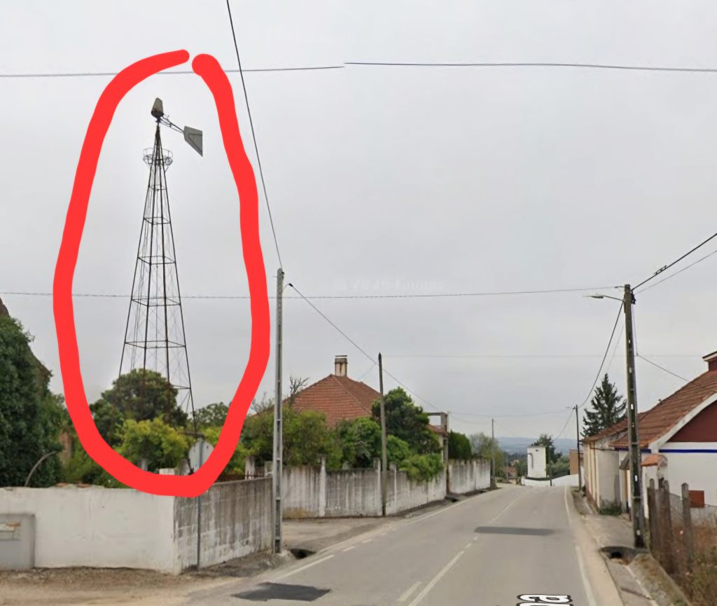Queda de moinho de vento corta estrada da Junceira Screenshot 20260207 113922 Maps