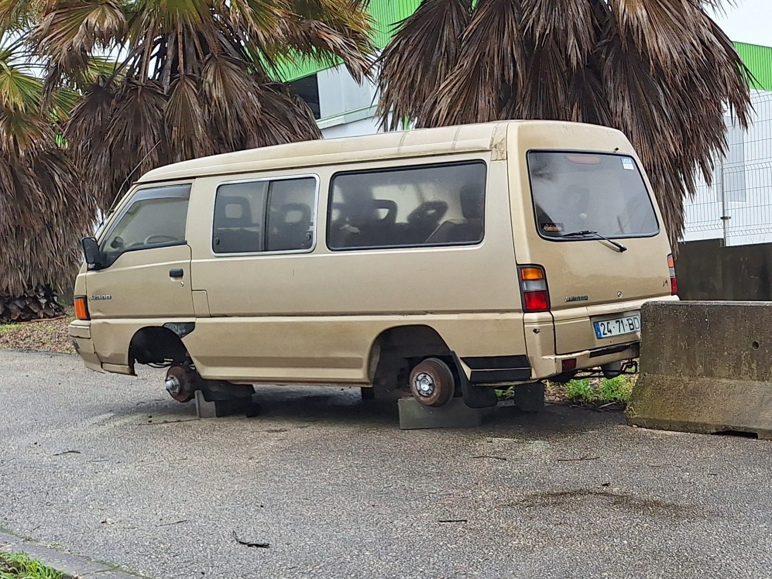 Carrinha abandonada e sem rodas na zona industrial carrinha 20260210 122415