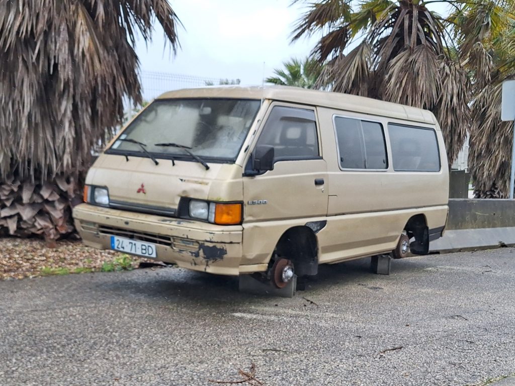Carrinha abandonada e sem rodas na zona industrial carrinha 20260210 122417