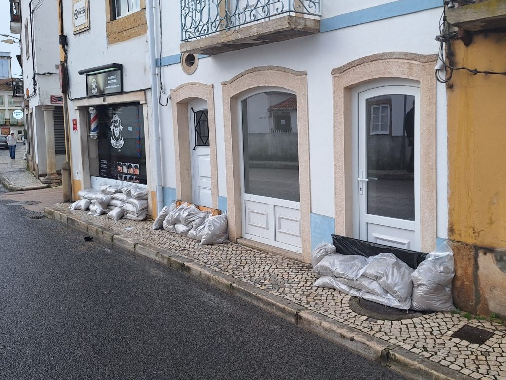 Comerciantes da zona ribeirinha previnem-se contra cheias cheias sacos 20260202 084502