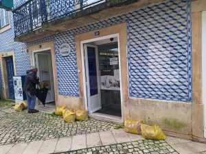 Comerciantes da zona ribeirinha previnem-se contra cheias cheias sacos 20260202 110822