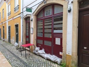 Comerciantes da zona ribeirinha previnem-se contra cheias cheias sacos 20260203 134241