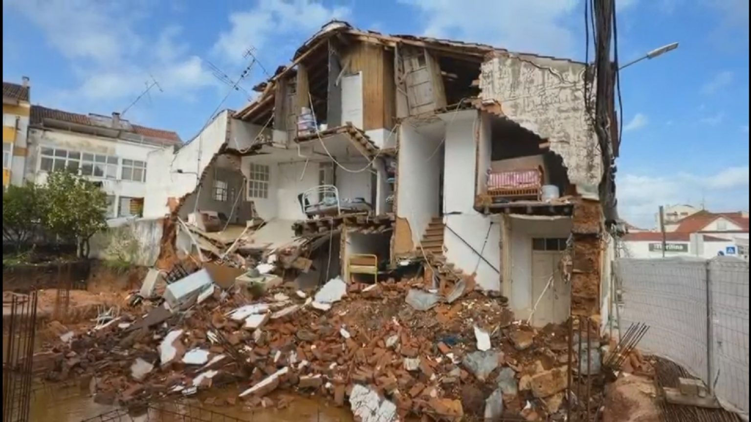 Casa cuja parede desabou acabou por ser demolida demolic
