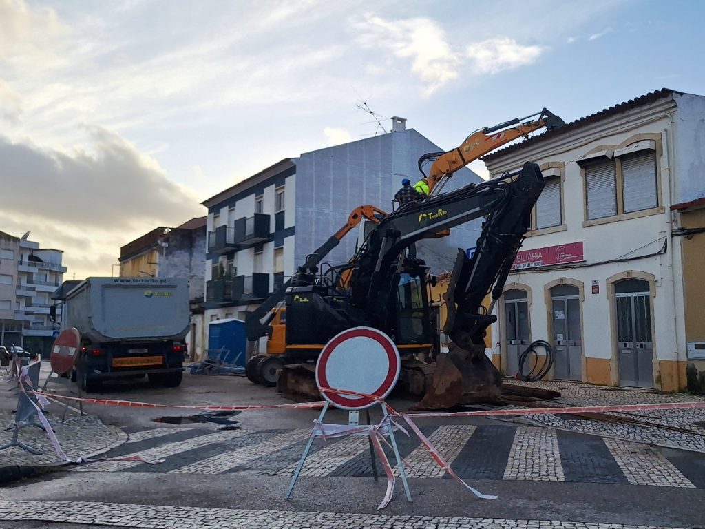 Casa cuja parede desabou acabou por ser demolida demolic 20260202 171338