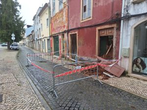 Casa ruiu e cortou o trânsito na rua do Centro Republicano derrocada 20260215 103624