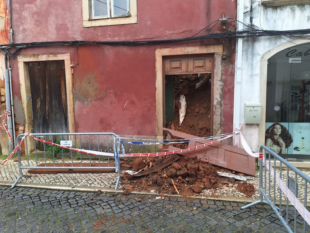 Casa ruiu e cortou o trânsito na rua do Centro Republicano derrocada 20260215 103649