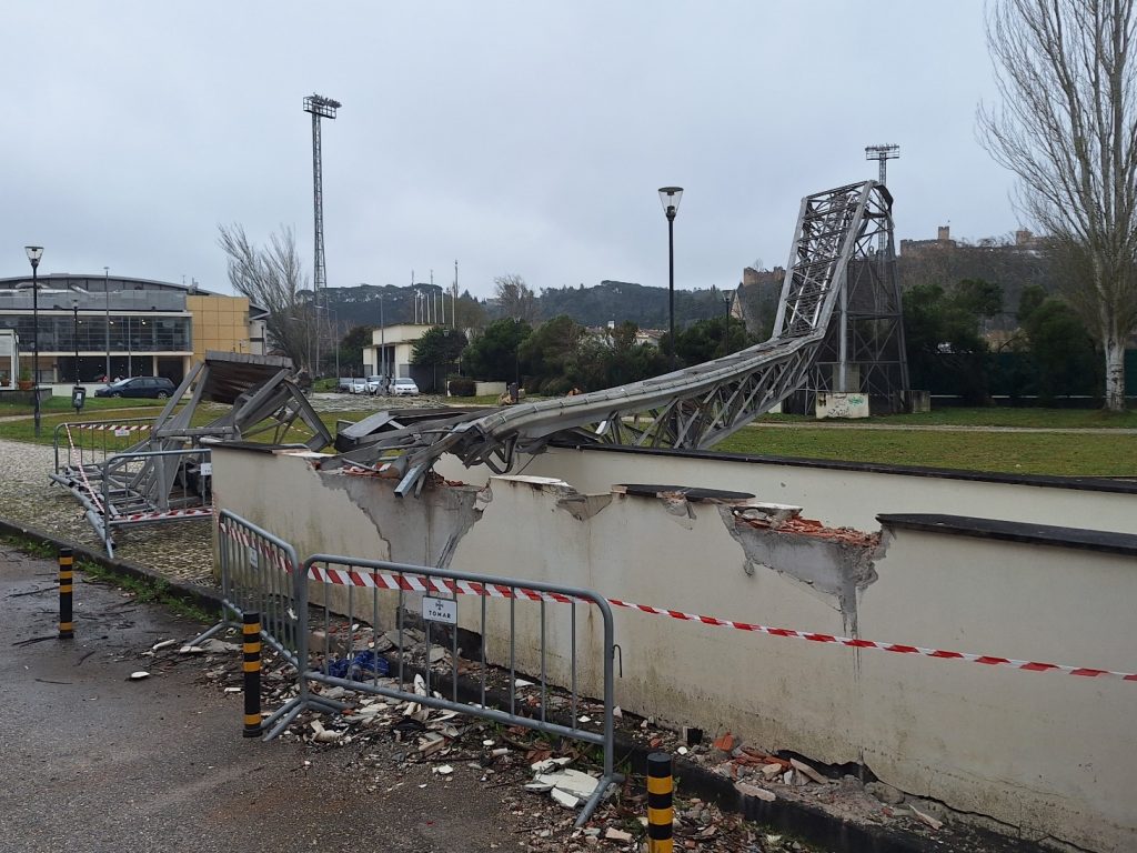 Estragos no estádio municipal obrigam a adiar jogo do União de Tomar estadio tempestade 20260201 112821