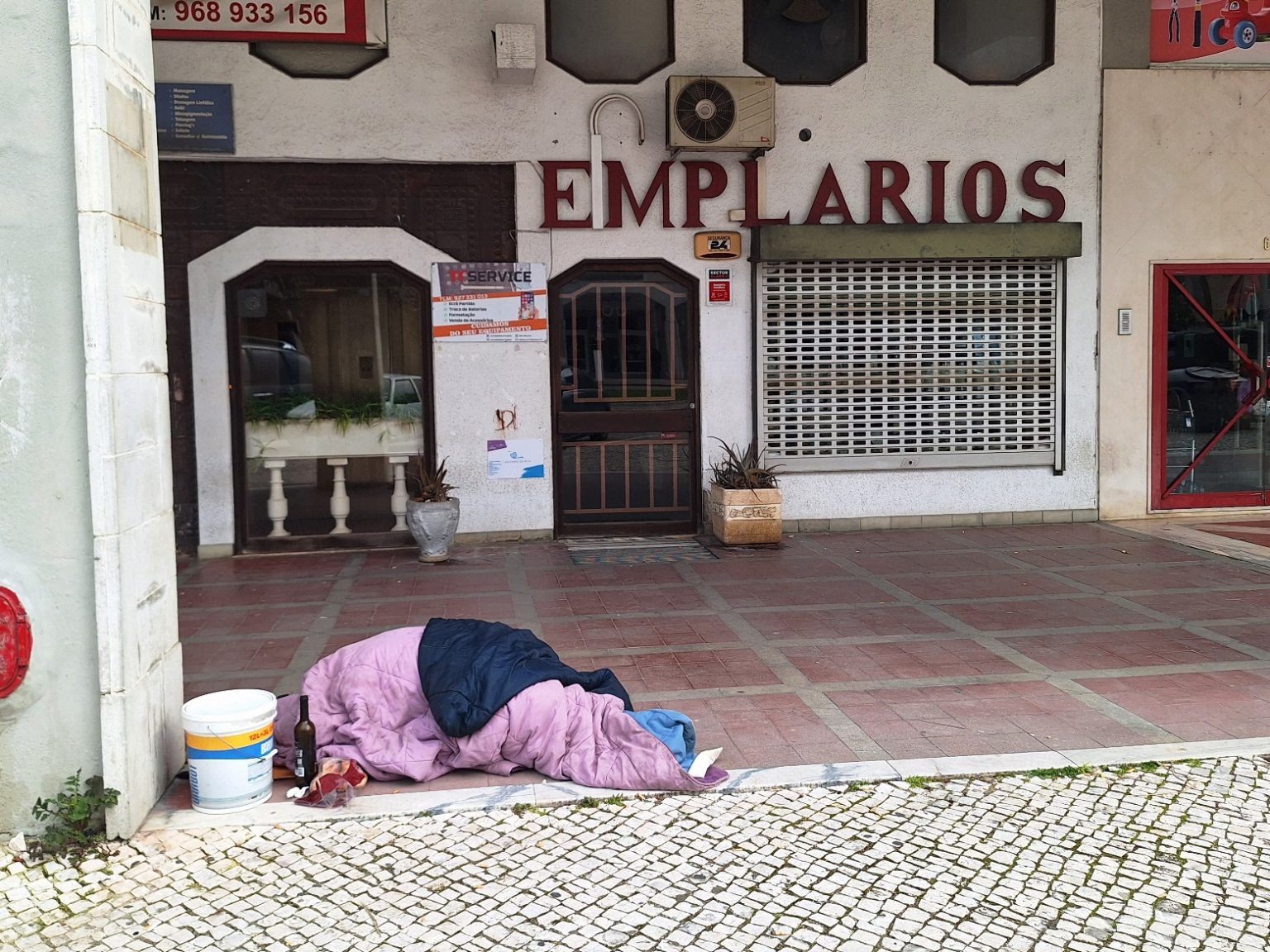 Sem abrigo pernoita nas arcadas da alameda sem abrigo 20260224 084750