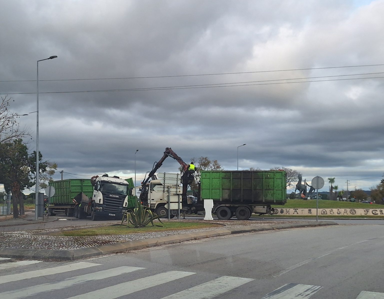 Camião perde carga e bloqueia rotunda da Golegã 20260313 172614