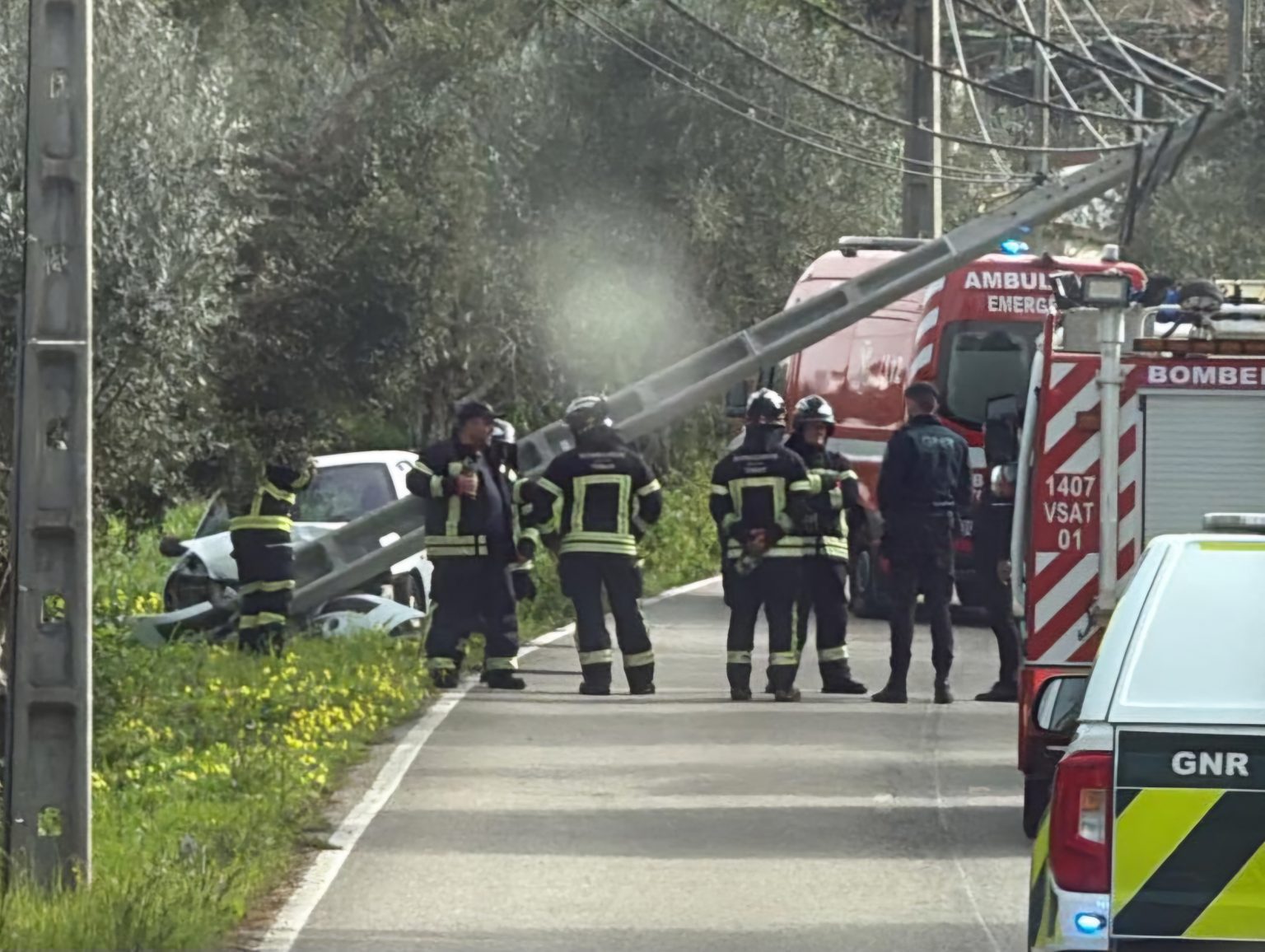 Carro despista-se e derruba poste IMG 20260304 WA00031