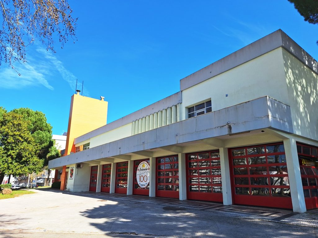 E a sirene dos bombeiros voltou a tocar ao meio-dia (c/ vídeo) bombeiros quartel 20260301 115929