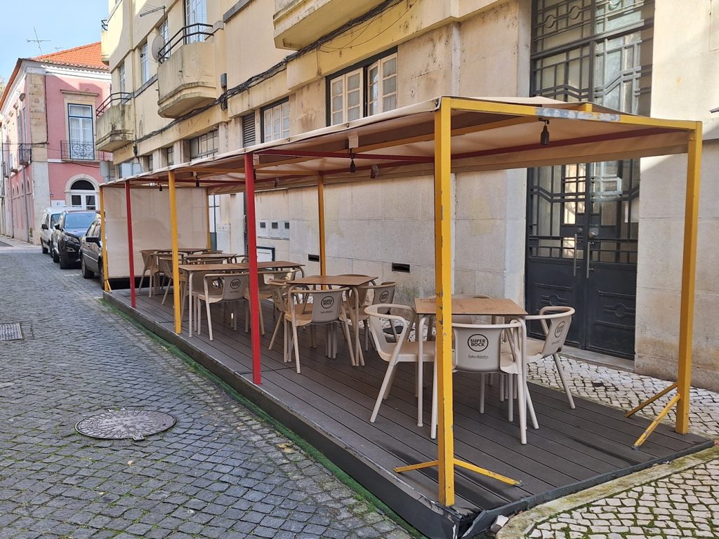Câmara manda desmantelar polémica esplanada no centro histórico esplanada 20260310 083951