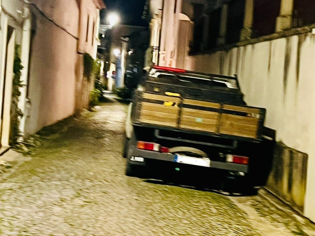 Carrinha estacionada no centro histórico bloqueia trânsito estac IMG 20260313 WA0006