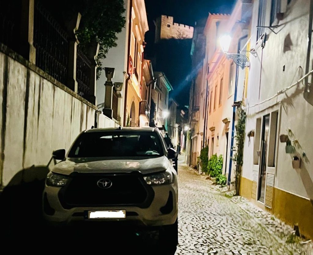 Carrinha estacionada no centro histórico bloqueia trânsito estac IMG 20260313 WA0009