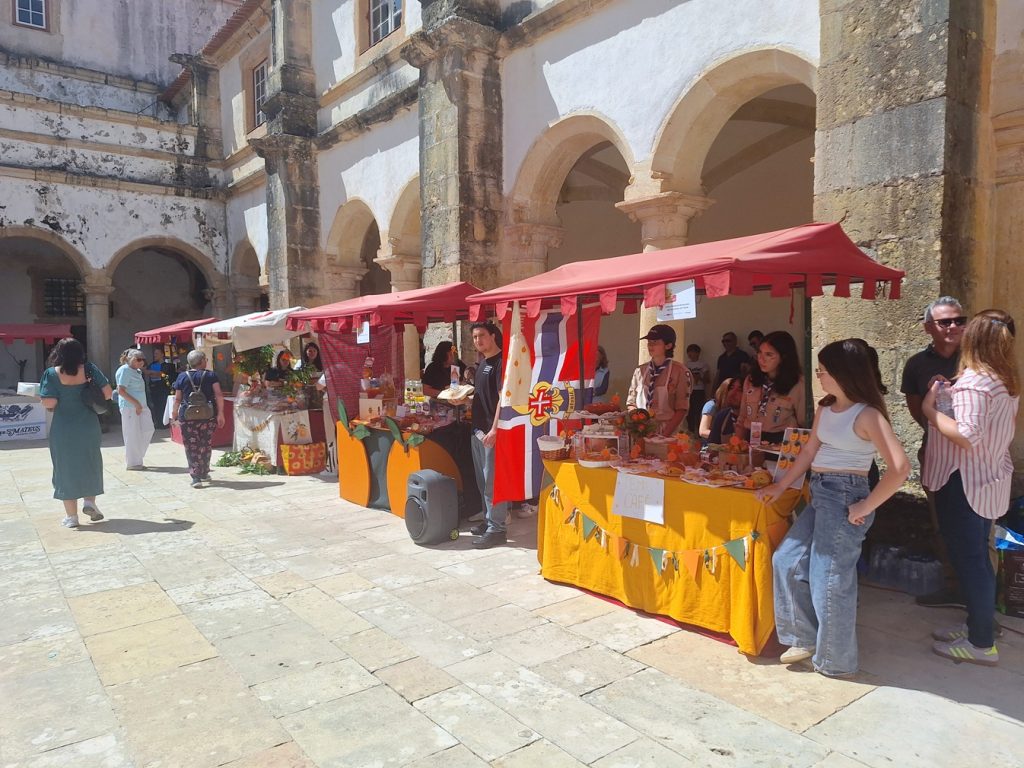 Feira da Laranja anima Convento de Cristo até às 17h00 (c/ fotos e vídeo) feira da laranja 20260419 121035