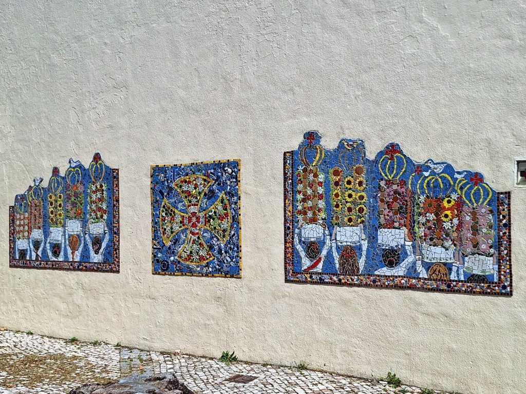 De pedaços de mosaicos nasceu um mural alusivo à festa dos Tabuleiros mosaico tabuleiros arte urbana 20260417 114838
