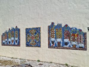 De pedaços de mosaicos nasceu um mural alusivo à festa dos Tabuleiros mosaico tabuleiros arte urbana 20260417 114838