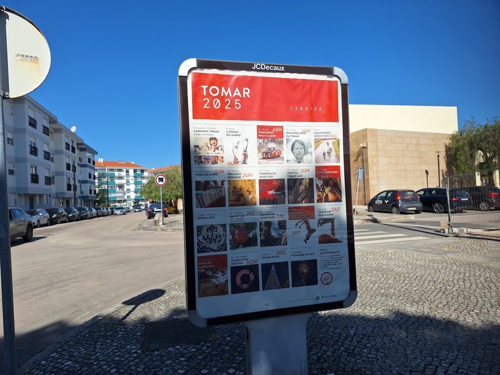 Cartazes continuam a anunciar eventos de 2025 mupi 20260403 105000