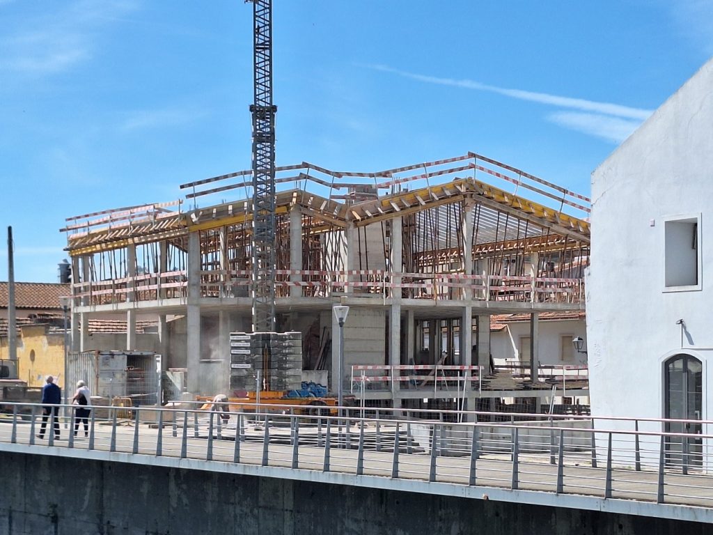 Prédio com grande volumetria construído junto ao rio Nabão predio 20260417 120248