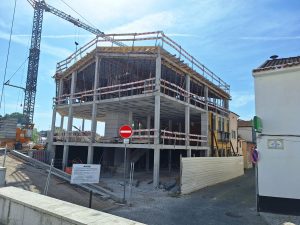 Prédio com grande volumetria construído junto ao rio Nabão predio 20260426 105638