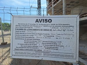 Prédio com grande volumetria construído junto ao rio Nabão predio 20260426 105709