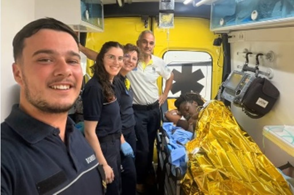 Bebé nasce na ambulância no Entroncamento bebe parto