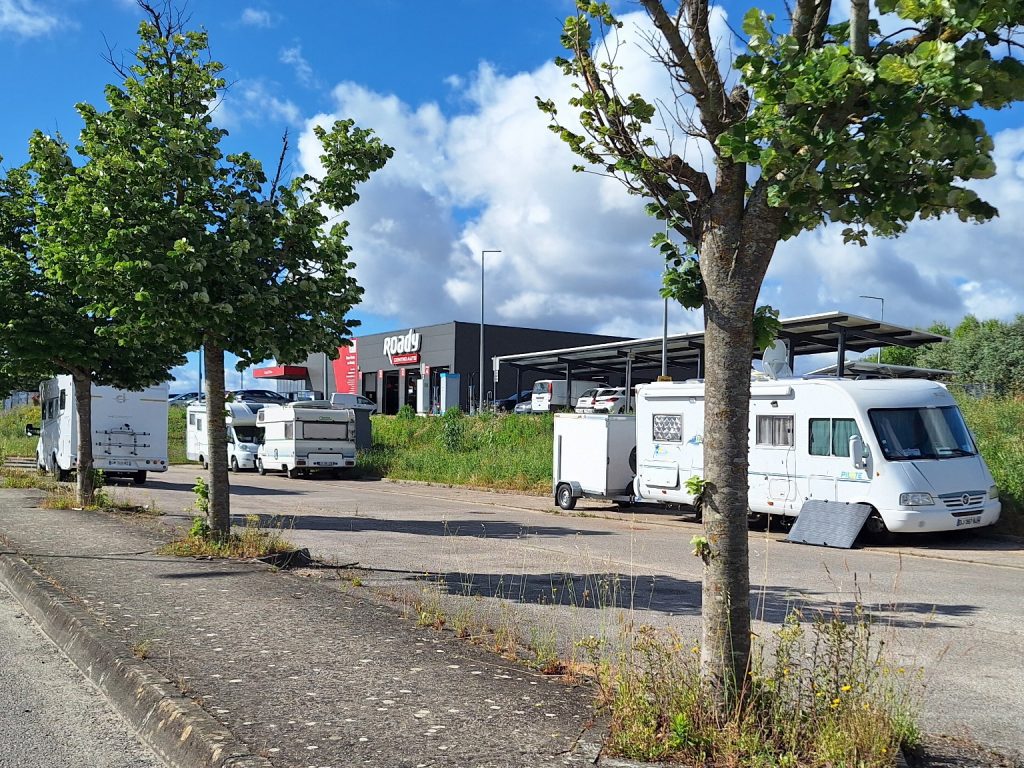 Caravanistas estacionam fora do novo espaço para autocaravanas parque cavaranismo 20260505 094812