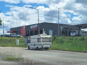 Caravanistas estacionam fora do novo espaço para autocaravanas parque cavaranismo 20260505 145120