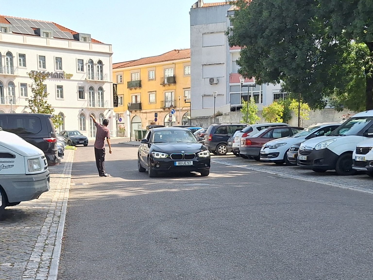 Arrumador de carros em ação no parque de estacionamento Santa Iria arrumador 20260621 101648