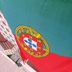 Menos bandeiras de Portugal nas varandas e janelas band 15067