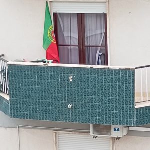 Menos bandeiras de Portugal nas varandas e janelas band 15068