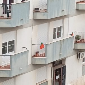 Menos bandeiras de Portugal nas varandas e janelas band 15069
