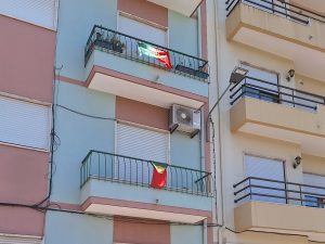 Menos bandeiras de Portugal nas varandas e janelas bandeira 20260618 135851