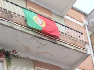 Menos bandeiras de Portugal nas varandas e janelas bandeira 20260622 202019