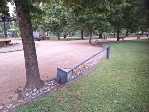 Candeeiro tombado há uma semana no jardim da Várzea Pequena candeeiro 20260615 085244