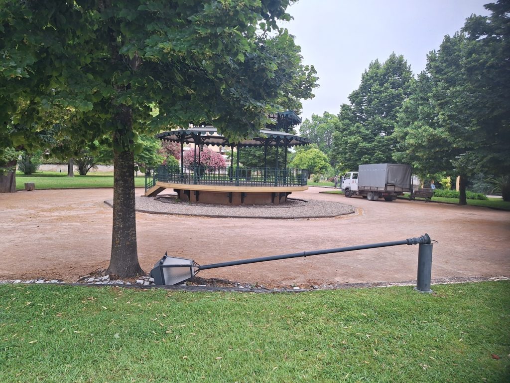 Candeeiro tombado há uma semana no jardim da Várzea Pequena candeeiro 20260615 085252
