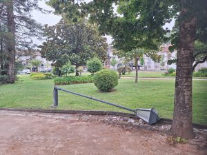Candeeiro tombado há uma semana no jardim da Várzea Pequena candeeiro 20260615 085304