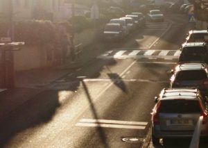 Mais de uma dezena de carros estacionados em cima dos passeios estac image 1174753768146921