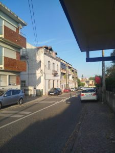 Mais de uma dezena de carros estacionados em cima dos passeios estac image 1201228765462542