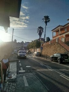 Mais de uma dezena de carros estacionados em cima dos passeios estac image 1265821448760384