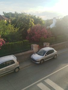 Mais de uma dezena de carros estacionados em cima dos passeios estac image 924089960696536