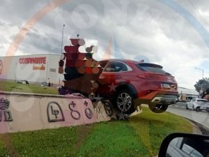 Carro fica imobilizado na rotunda à entrada da Golegã goleg 0143224919 8836369081457846277 n