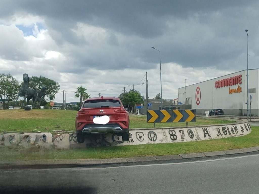Carro fica imobilizado na rotunda à entrada da Golegã goleg 26480004666763 6261563050292081000 n