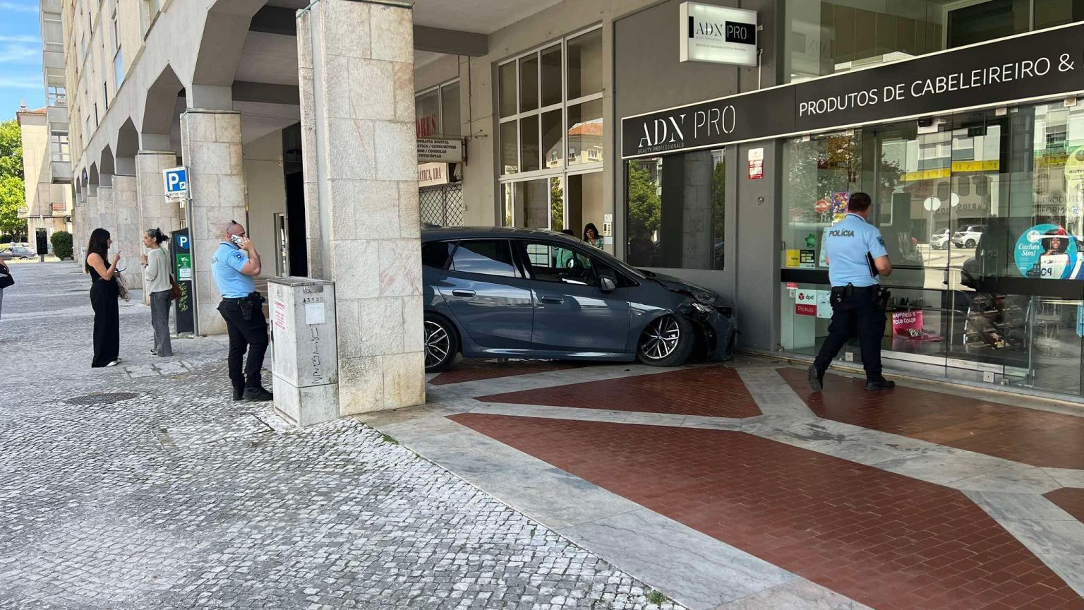 Carro despistou-se, subiu o passeio e embateu num prédio no centro de Tomar received 763463566790083