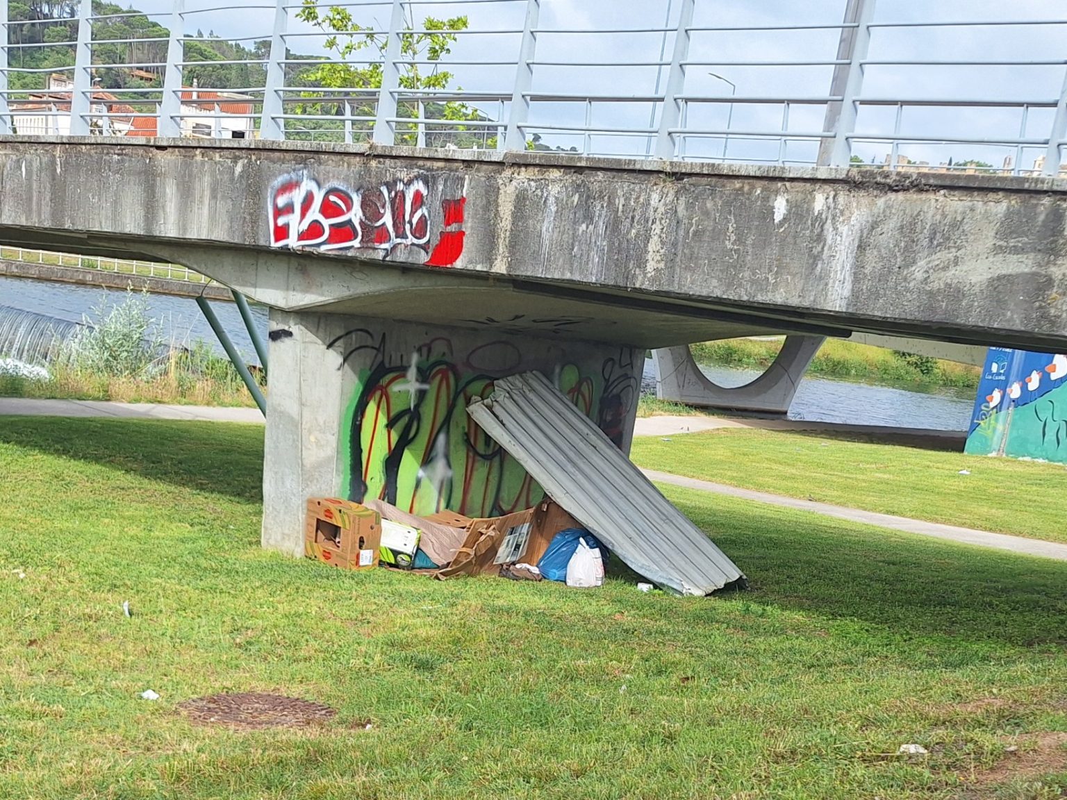 Sem abrigo passa as noites debaixo da ponte pedonal do Flecheiro sem abrigo 20260604 092044